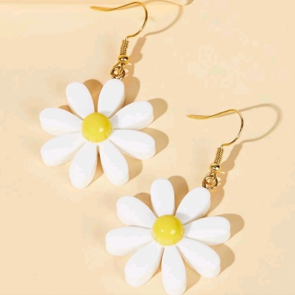 ✨3 FOR $28✨🆕️🌼DAISY DROP FLORAL EARRINGS🌼